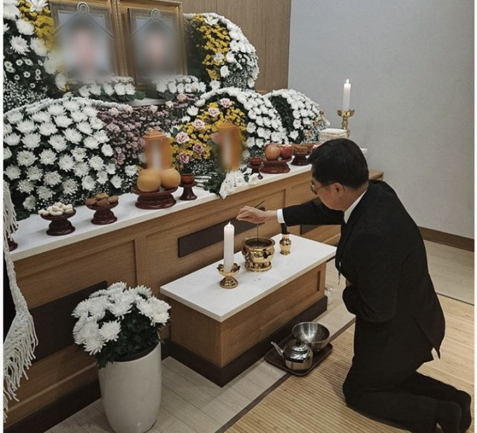 김동연 경기도지사가 지난 14일 화성 참사 한 희생자의 장례식장을 찾아 예를 올리고 있다. 사진제공=경기도