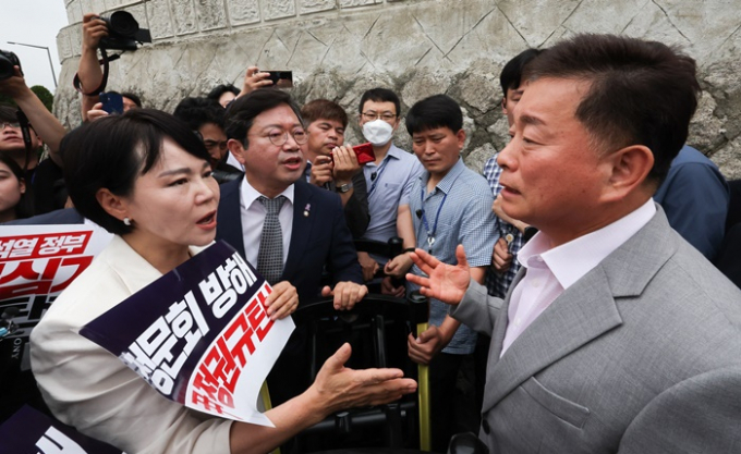 대통령실이 국회 법제사법위원회에서 진행 예정인 대통령 탄핵 국민 청원 관련 청문회에 응하지 않겠다는 입장을 전했다. 사진은 전현희 국회 야당 법사위원(오른쪽 첫번째)이 지난 12일 윤석열 대통령 탄핵 국민청원 청문회 증인출석요구서 수령을 촉구하며 서울 용산 대통령실을 항의 방문하던 중 경찰에 가로막히자 대통령실 관계자에게 항의하는 모습. /사진=뉴스1(공동취재) 