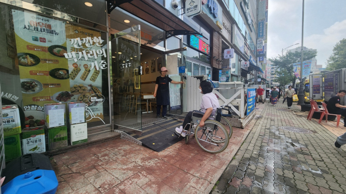 용인특례시가 지역 내 소규모 생활밀착시설에 경사로 설치를 지원했다 / 사진제공=용인특례시