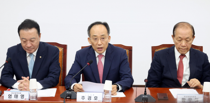추경호 국민의힘 원내대표가 부동산 경기 상승세에 대해 '영끌'이 필요 없을 만큼 충분한 공급이 이뤄질 것이라는 확신을 줘야 한다고 강조했다. 사진은 추 원내대표(가운데)가 15일 서울 여의도 국회에서 열린 비상대책위원회의에서 발언하는 모습. /사진=뉴시스