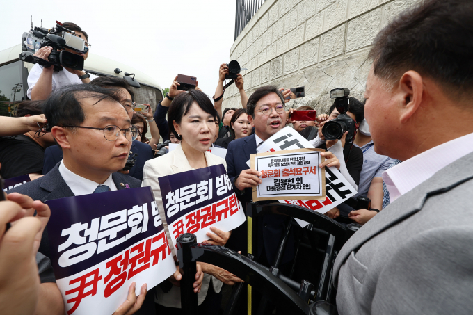 국회 법제사법위원회 야당 의원들이 15일 윤석열 대통령 탄핵 청원 청문회 출석요구서 수령을 거부한 정진석 대통령실 비서실장, 홍철호 정무수석 등을 고위공직자범죄수사처(공수처)에 고발했다고 밝혔다. 사진은 법사위 더불어민주당 소속 이건태, 전현희 의원과 김승원 간사(왼쪽부터)가 지난 12일 서울 용산 대통령실 앞에서 김건희 여사 등 대통령 탄핵발의청원 증인 출석 요구서 대리 수령 약속 번복을 항의하는 모습. /사진=뉴스1(공동취재) 