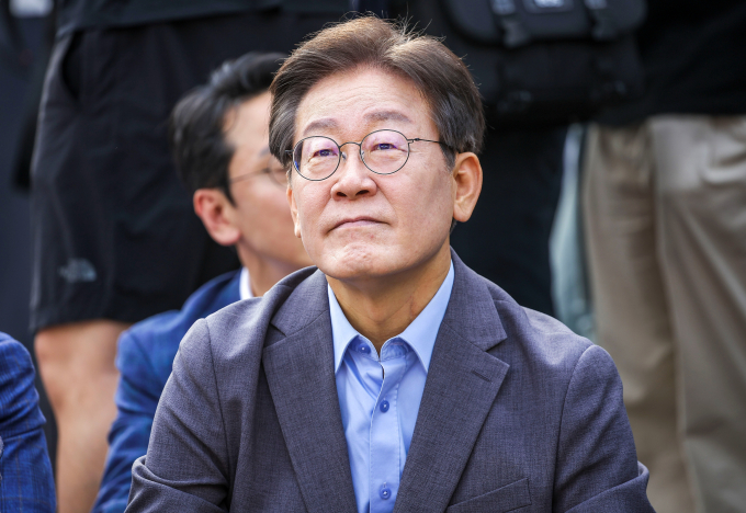이재명 전 더불어민주당 대표가 금융투자소득세와 종합부동산세 완화 가능성 시사에 대한 당 안팎의 비판에 대해 "다양한 입장을 조정해 가는 게 정치"라고 말했다. 사진은 이 전 대표가 지난 13일 서울 종로구 광화문광장 인근에서 열린 채상병 특검법 거부 강력 규탄, 민생개혁입법 즉각 수용 거부권거부 범국민대회에 참석한 모습. /사진=뉴시스