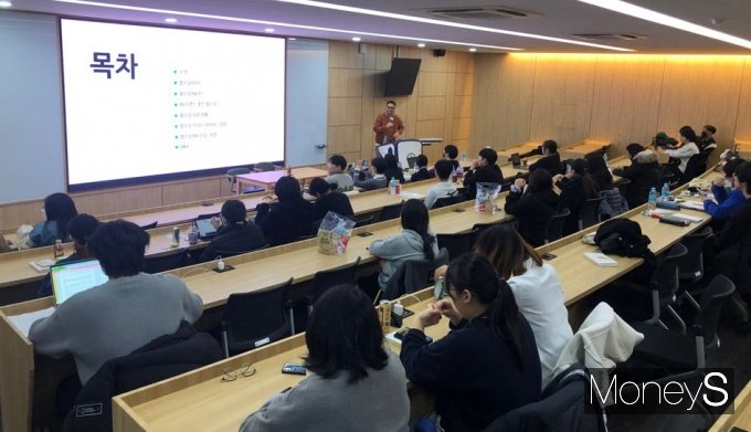 광주대학교 문예창장과 학생들이 강의를 듣고 있다/사진=광주대학교 제공.