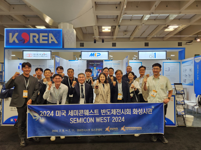 미국 샌프란시스코에서 열린 '2024 미국 세미콘웨스트 반도체 전시회에서 참관기업들이 단체 촬영을 하고 있다 / 사진제공=화성시