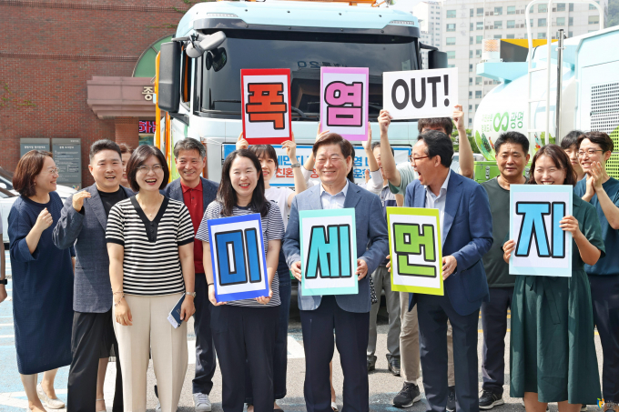 박승원 광명시장(앞줄 오른쪽으로부터 3번째)이 '미세먼지 저감' 캠페인 행사에서 판넬을 들고 홍보하고 있다. /- 사진제공=광명시