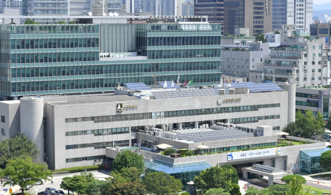 수원시가 운영하는 시내버스 와이파이 통신망이 5G로 교체돼 성능이 큰 폭으로 개선됐다. 사진은 수원시청 청사 전경. 사진제공=수원시청 