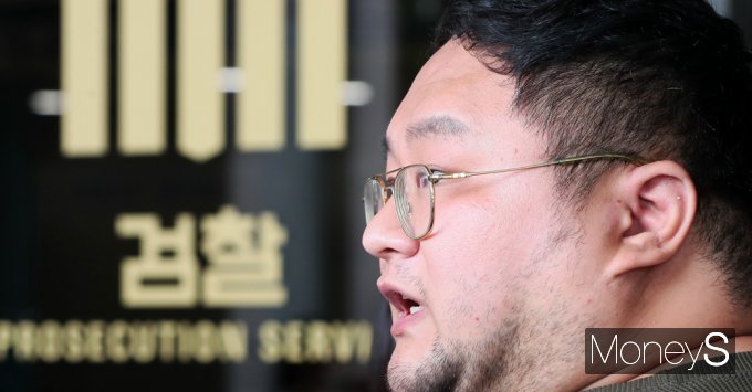 [머니S포토] 검찰 자진 출석한 유튜버 '구제역'