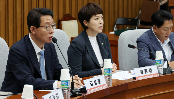 국민의힘이 금융당국에 금리 정책에 신중을 기해줄 것을 강조했다. 사진은 김상훈 국민의힘 민생경제안정특별위원회 위원장(왼쪽)이 15일 서울 여의도 국회에서 열린 민생경제안정특별위원회 제2차 회의에서 발언하는 모습. /사진=뉴시스