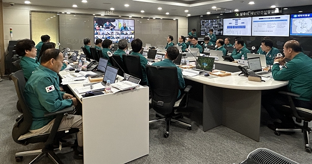 지난 12일 시청 재난안전상황실에서 여름철 풍수해 대비 추진상황 점검회의가 열리고 있다./사진제공=경북 상주시