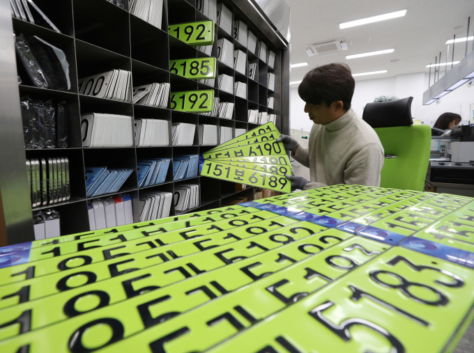 8000만원 이상 법인차에는 연두색 전용 번호판을 장착해야 한다. /사진=뉴스1