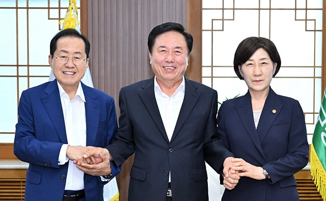  홍준표 대구시장(왼쪽부터)과 권기창 안동시장, 한화진 환경부 장관이 15일 대구시청 산격청사에서 '맑은 물 하이웨이' 사업의 성공적인 추진을 다짐하고 있다. /사진제공=대구광역시