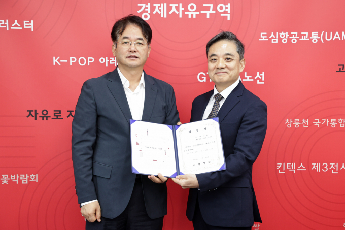   이동환 고양특례시장(왼쪽)은 15일 고양문화재단 남 현 대표이사(오른쪽)를 선임하고 임용장 수여 후 사진촬영을 하고 있다. / 사진제공=고양특례시 