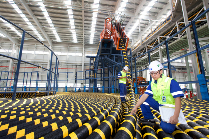 LS전선 강원도 동해시 해저 케이블 공장에서 직원들이 생산 제품을 점검하고 있다. / 사진=LS전선