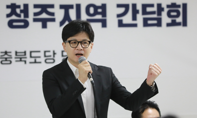 한동훈 전 국민의힘 비상대책위원장이 법무부 장관 시절 여론 조성팀을 운영했다는 의혹을 부인했다. 사진은 한 전 위원장이 지난 14일 국민의힘 충북도당에서 열린 청주지역 당원간담회에서 인사말을 전하는 모습. /사진=뉴스1