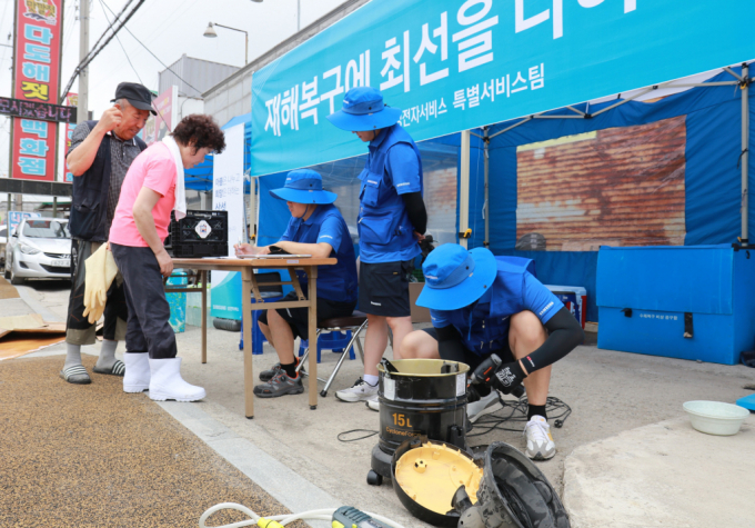 삼성전자서비스 직원들이 12일 충남 논산시 강경읍에서 수해 복구 서비스 거점을 구축하고 가전제품을 점검하고 있다. / 사진=삼성전자