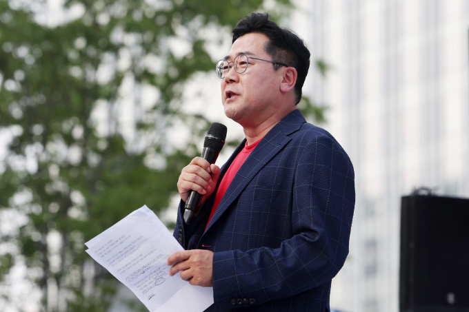 박찬대 더불어민주당 원내대표가 오송 지하차도 참사 1주기 추모식에 참석해 진상 규명에 대한 강력한 의지를 드러냈다. 사진은 박 원내대표가 지난 13일 서울 종로구 새문안로 일대에서 열린 '거부권거부 범국민대회'에 참석해 단상에 올라 발언하는 모습. /사진=뉴스1