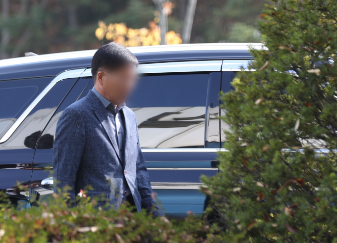 검찰이 윤석열 대통령 처가가 연루된 '양평 공흥지구 특혜 의혹'과 관련해 허위공문서 작성 등 혐의로 재판을 받고 있는 경기 양평군 공무원들에게 각각 징역 1년을 구형했다. 사진은 양평군 공무원 A씨 등 3명에 대한 첫 재판이 열린 지난해 10월30일 경기 여주시 수원지방법원 여주지원에서 공무원 A씨가 출석하는 모습. /사진=뉴스1