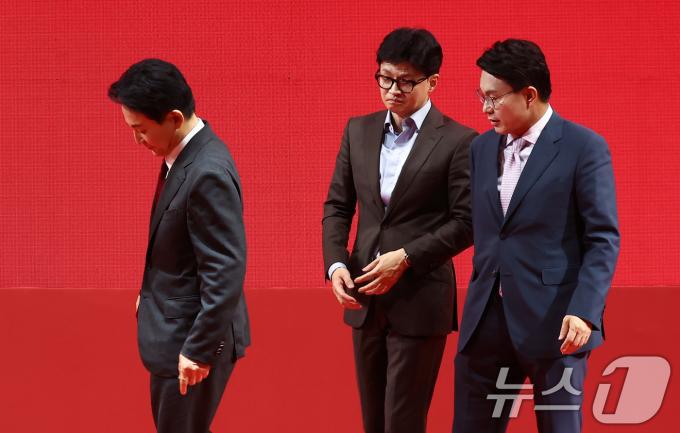 [사진] 어색한 만남