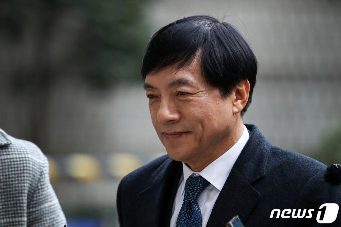'김학의 전 법무부 차관의 불법 출국금지' 의혹 수사를 방해한 혐의를 받는 이성윤 전 서울중앙지검장(법무연수원 연구위원)이 5일 오후 서울 서초구 서울고등법원에서 열린 직권남용권리행사방해 관련 2심 공판에 출석하고 있다. 2023.12.5/뉴스1 ⓒ News1 이승배 기자