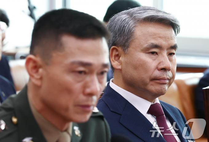 임성근 전 해병대 1사단장(왼쪽)과 이종섭 전 국방부 장관이 지난달 국회 법제사법위원회에서 진행한 '순직 해병 수사 방해 및 사건 은폐 등의 진상규명을 위한 특별검사의 임명 등에 관한 법률안 입법청문회'에서 굳은 표정으로 의원 질의를 듣고 있다. 2024.6.21/뉴스1 ⓒ News1 김민지 기자