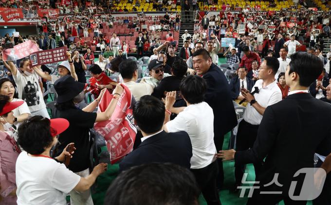 [사진] 순식간에 아수라장된 합동연설회