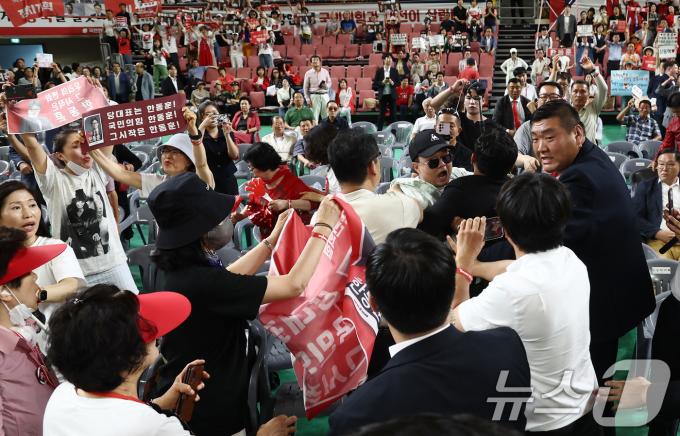 [사진] 응원과 충돌