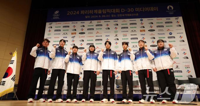 26일 오전 충북 진천군 광혜원면 선수촌로 진천국가대표선수촌 챔피언하우스 대강당에서 열린 2024 파리하계올림픽 D-30 미디어데이에서 양궁 김제덕(왼쪽부터), 배드민턴 서승재, 체조 김한솔, 유도 김하윤, 수영 황선우, 태권도 박태준, 탁구 임종훈, 역도 박혜정 선수가 파이팅을 외치고 있다. 2024.6.26/뉴스1 ⓒ News1 이동해 기자