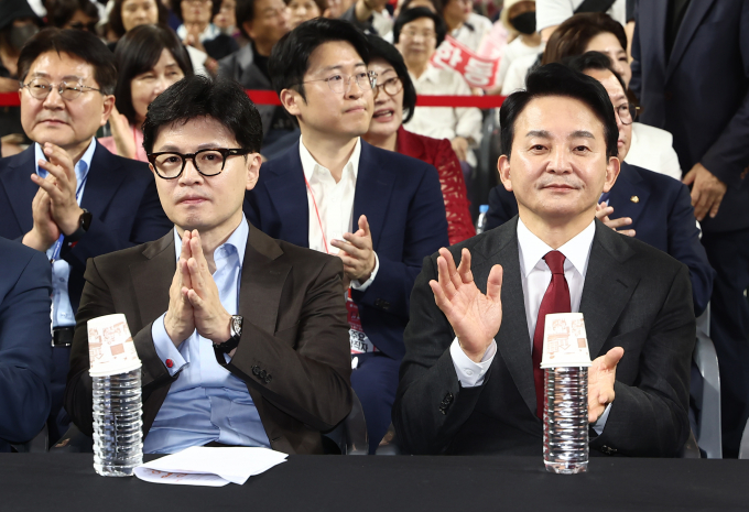 한동훈 전 국민의힘 비상대책위원장이 지난 15일 진행된 합동연설회에서 발생한 지지자들의 몸싸움에 대해 "그분들과도 함께 가겠다"고 밝혔다. 사진은 한 전 위원장(왼쪽), 원희룡 전 국토교통부 장관이 지난 15일 천안 서북구 유관순체육관에서 열린 대전·세종·충북·충남 합동연설회에 참석한 모습. /사진=뉴스1