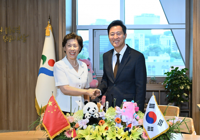 서울시가 제2의 푸바오를 데려오기 위해 톈샹리 중국 쓰촨성 정협주석에게 판다 임대 의사를 밝혔다. 사진은 오세훈 서울시장이 지난 15일 서울시청을 방문한 톈샹리 정협주석(왼쪽)과 기념사진을 촬영하는 모습. /사진=뉴시스