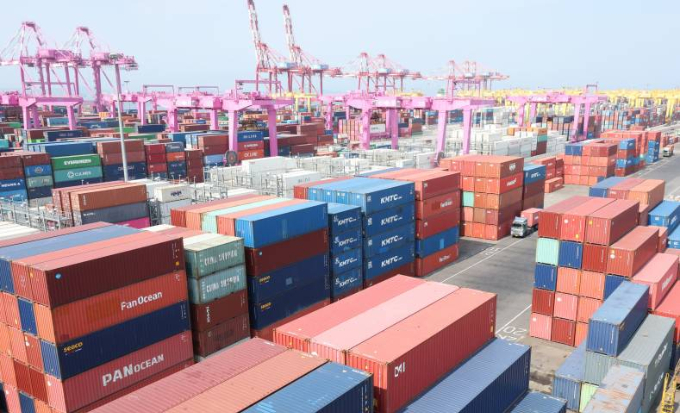 인천 연수구 인천신항 컨테이너 터미널에 컨테이너가 쌓여 있다./사진=뉴시스