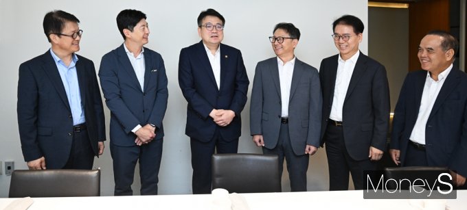 [머니S포토] 정부, 정유업 CEO 만나… 공급가·판매가 인상 최소화 논의