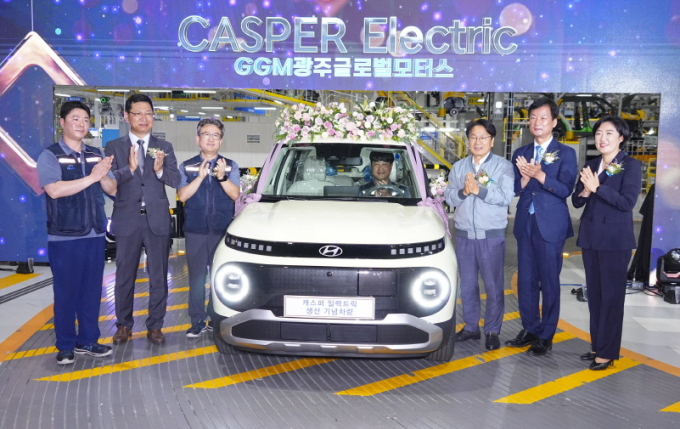 강기정 광주광역시장(오른쪽 세번째)이 15일 오전 광산구 빛그린산단 광주글로벌모터스(GGM)에서 열린 ‘캐스퍼 EV 양산’ 기념식에 참석해 윤몽현 GGM 대표이사, 신수정 시의회의장, 박병규 광산구청장 등 내빈들과 전기차 1호 차량 생산출고를 축하하고 있다./사진=광주시