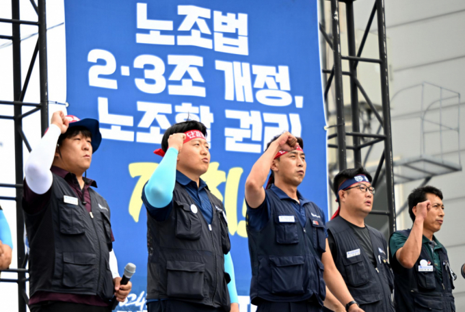전국금속노동조합 광주·전남지부가 10일 오후 광주 광산구 오선동 진곡산단 한 자동차 부품 제조 공장 앞에서 열린 '노조법 개정·타임오프 폐기' 촉구 총파업대회에서 노조법 개정 촉구 구호를 외치고 있다. /사진=뉴시스