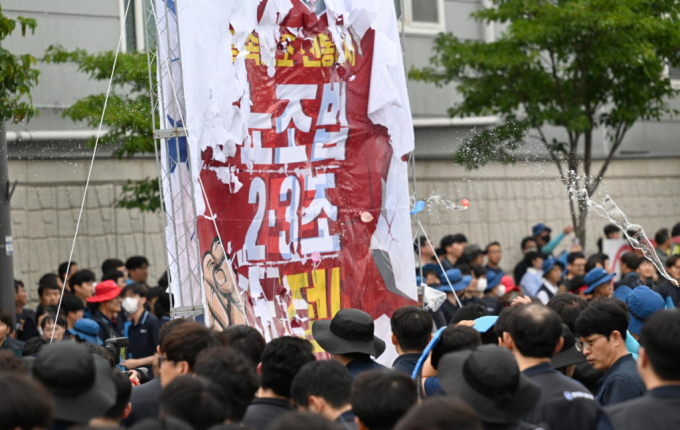 전국금속노동조합 광주·전남지부가 10일 오후 광주 광산구 오선동 진곡산단 한 자동차 부품 제조 공장 앞에서 '노조법 개정·타임오프 폐기' 촉구 총파업대회를 열고 노조법 개정을 촉구하는 물풍선 던지기 퍼포먼스를 열고 있다. /사진=뉴시스