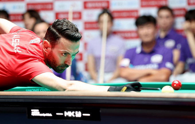 필리포스 카시도코스타스(그리스)가 맹활약한 웰컴저축은행이  팀리그 개막전에서 하이원리조트를 꺾고 승리했다. 사진은 카시도코스타스의 스트로크 모습. /사진=PBA 