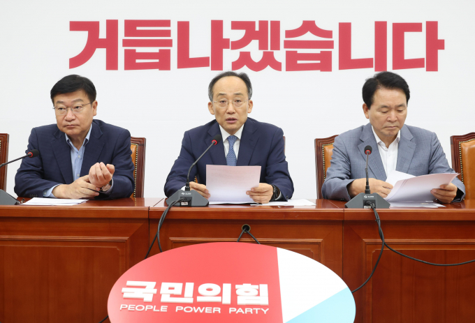 추경호 국민의힘 원내대표가 이재명 전 더불어민주당 대표가 지난 10일 제안한 종합부동산세 개현과 금융투자소득세 유예를 논의하자고 밝혔다. 사진은 추 원내대표(가운데)가 16일 서울 여의도 국회에서 열린 원내대책회의에서 발언하는 모습. /사진=뉴시스 