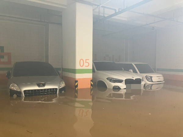 전남 서해안 일대에 기습적인 폭우가 내리면서 주민 피해가 잇따라 발생했다. 사진은 이날 오전 완도군 한 아파트 지하주차장에 빗물이 흘러들어와 침수피해를 당한 모습. /사진=뉴시스(전남 완도소방서 제공)