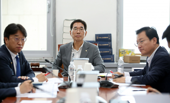 국회 환경노동위원회가 야당 단독으로 '노란봉투법'(노동조합 및 노동관계조정법 제2·3조 개정안)을 고용노동소위원회에서 가결했으나 국민의힘의 안건조정위원회 회부 신청으로 인해 법안 통과가 불발됐다. 사진은 김주영 국회 환노위 고용노동법안심사소위원장(가운데)이 16일 서울 여의도 국회에서 열린 환경노동위원회 제2차 고용노동법안심사소위원회를 주재하는 모습. /사진=뉴스1 
