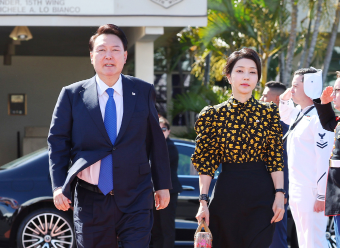 김건희 여사가 대통령실 행정관에게 바로 명품백을 돌려주면 최재영 목사가 기분 상할 수 있으니 추후 돌려주라는 지시를 했다고 밝혔다. 사진은 미국 인도·태평양사령부 방문을 마친 윤석열 대통령(왼쪽)과 부인 김 여사가 지난 9일(현지시각) 미국 하와이 히캄 공군기지에서 북대서양조약기구(NATO·나토) 75주년 정상회의 참석을 위해 워싱턴 D.C로 향하는 공군 1호기 탑승을 위해 이동하는 모습. /사진=뉴시스