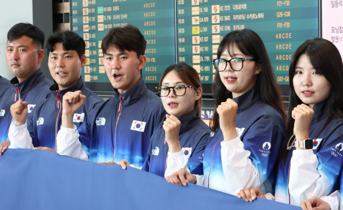 2024 파리올림픽에 출전하는 한국 양궁대표팀 선수들이 16일 인천국제공항을 통해 결전지 프랑스로 향했다. 사진은 왼쪽부터 김우진, 이우석, 김제덕, 전훈영, 임시현, 남수현이 출국에 앞서 선전을 다짐하는 모습. .사진=뉴시스