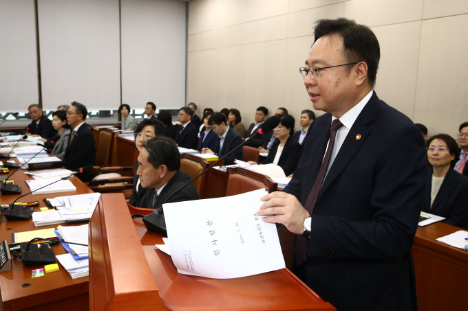 조규홍 보건복지부 장관이 정부와 의료계 갈등에 대해 진심으로 송구하다고 밝혔다. 사진은 조 장관(맨 오른쪽)이 16일 서울 여의도 국회에서 열린 보건복지위원회 전체회의에 출석해 인사말을 하는 모습. /사진=뉴스1