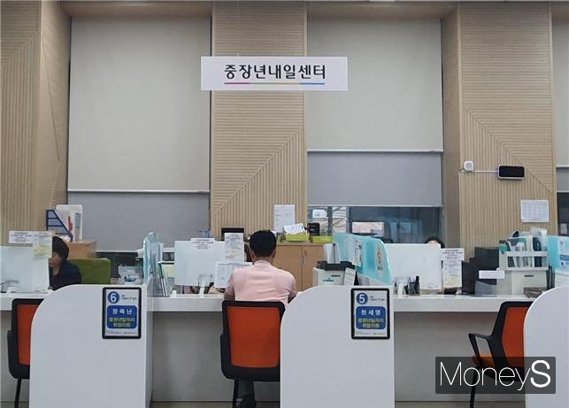 광주경총이 운영하는 중장년내일센터에서 중장년 구직자가 상담을 하고 있다/사진=광주경총 제공.