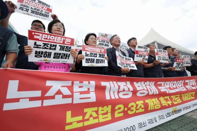 [서울=뉴시스] 홍효식 기자 = 16일 오전 서울 영등포구 국회 앞에서 노조법 2·3조 개정 운동본부, 민주노총, 한국노총 공동 주최로 열린 노조법 개정 방해 국민의힘 규탄 및 노조법 2·3조 개정 촉구 긴급 기자회견에서 양경수 민주노총 위원장과 김동명 한국노총 위원장 등 참석자들이 피켓을 들고 있다. / 사진=뉴시스 홍효식 기자