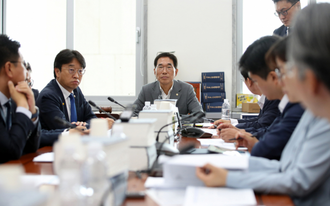 (서울=뉴스1) 이승배 기자 = 김주영 국회 환노위 고용노동법안심사소위원장이 16일 서울 여의도 국회에서 열린 환경노동위원회 제2차 고용노동법안심사소위원회를 주재하고 있다.  이날 환노위 고용노동소위에선 야당 단독으로 노란봉투법이 의결됐다. / 사진=뉴스1 이승배 기자