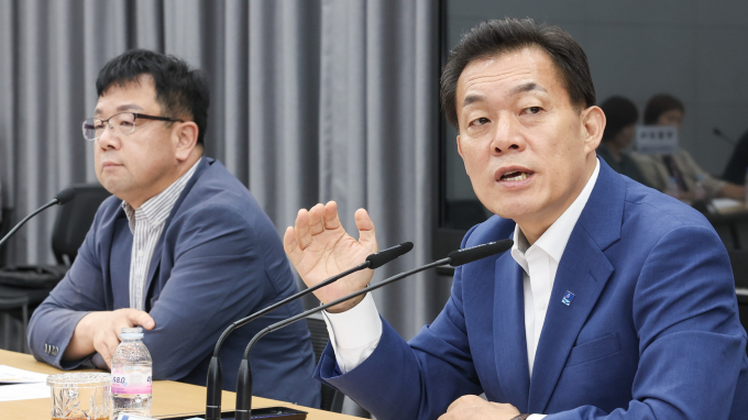이재준(오른쪽) 수원시장이 '수원시 민생규제혁신추진단' 발대식에 참석, 지자체 최고 수준으로 규제개혁 실현을 요청했다. 사진제공=수원시