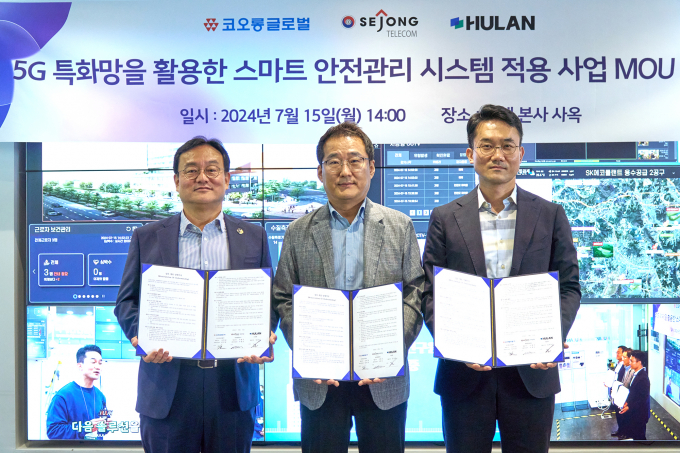 코오롱글로벌이 국내 건설현장 최초로 코어 공유형 5G 이동통신 특화망 모델 도입에 나섰다. 사진은 지난 15일 관련 업무협약식에 참석했던 임성균(왼쪽부터) 코오롱글로벌 상무, 이광모 세종텔레콤 본부장, 김춘상 휴랜 대표. /사진=코오롱글로벌