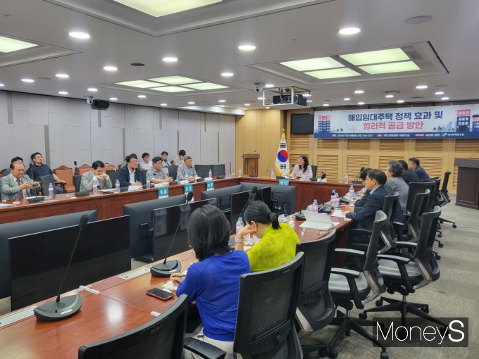한국토지주택공사(LH)는 16일 서울 영등포구 여의도동 국회의원회관에서 '매입임대주택 정책 효과 및 합리적 공급 방안 정책토론회'를 엄태영 국민의힘 의원과 공동 개최했다. /사진=이화랑 기자