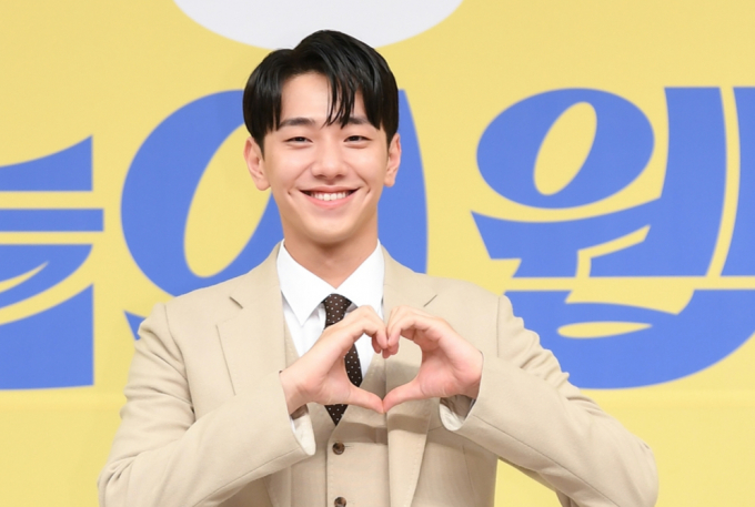 모델 겸 배우 남윤수가 지극한 효심으로 화제를 모은다. 사진은 지난 2022년 7월 SBS 새 금토드라마 '오늘의 웹툰' 제작발표회에 참석한 배우 남윤수. /사진=SBS 제공