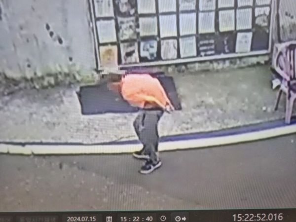 치매를 앓고 있는 80대 노인이 시민의 적극적인 제보로 무사히 가족의 품으로 돌아갔다. 사진은 실종 당시 폐쇄회로(CC)TV 영상. /사진=뉴시스(울산중구경찰서 제공)