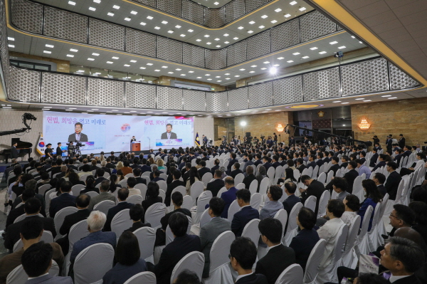 여야가 제헌절을 공휴일로 재지정하자는 법안을 발의했다. 사진은 지난해 제헌절 경축식 모습. /사진= 뉴스1